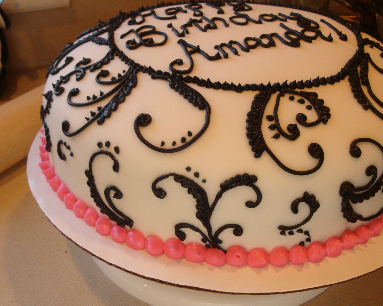 Красивый торт с шоколадным рисунком на день рождения