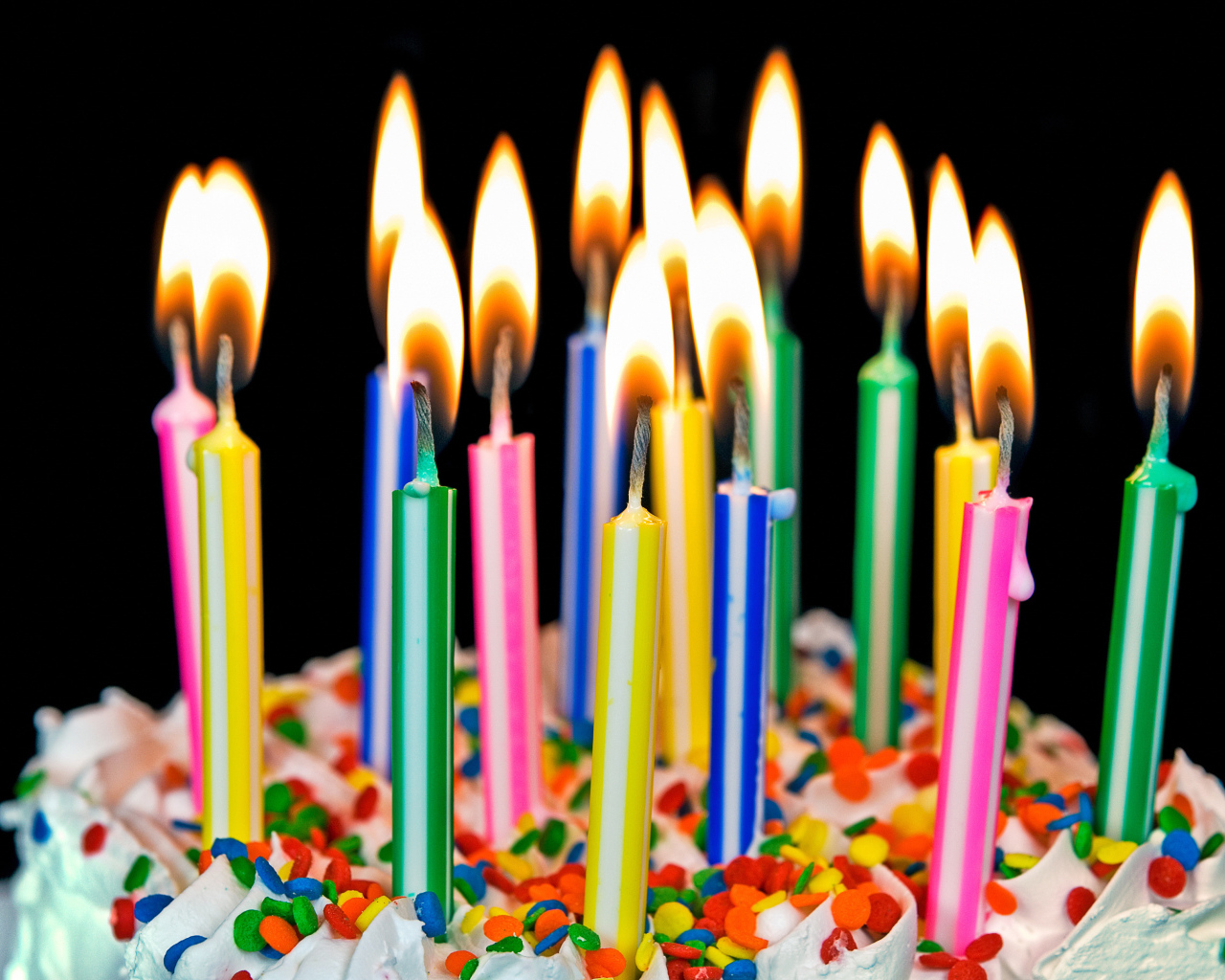 Разноцветные яркие свечи на день рождения