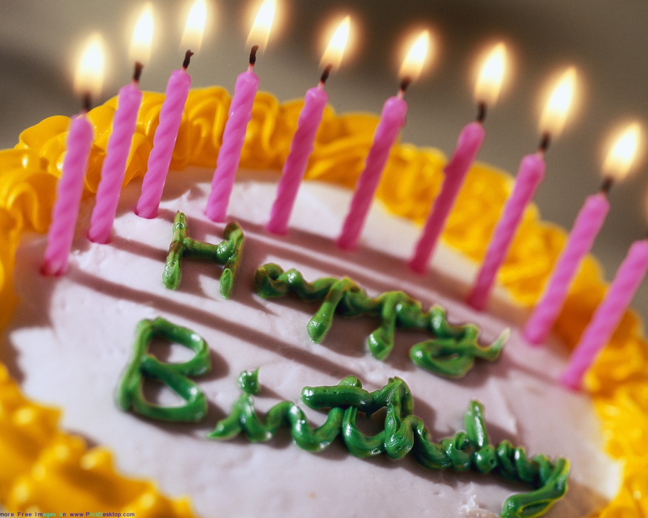 Торт с зелёной надписью на день рождения