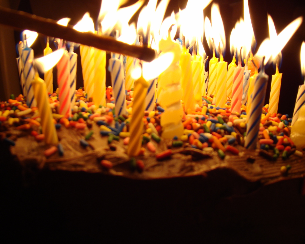 Свечи и торт на день рождения