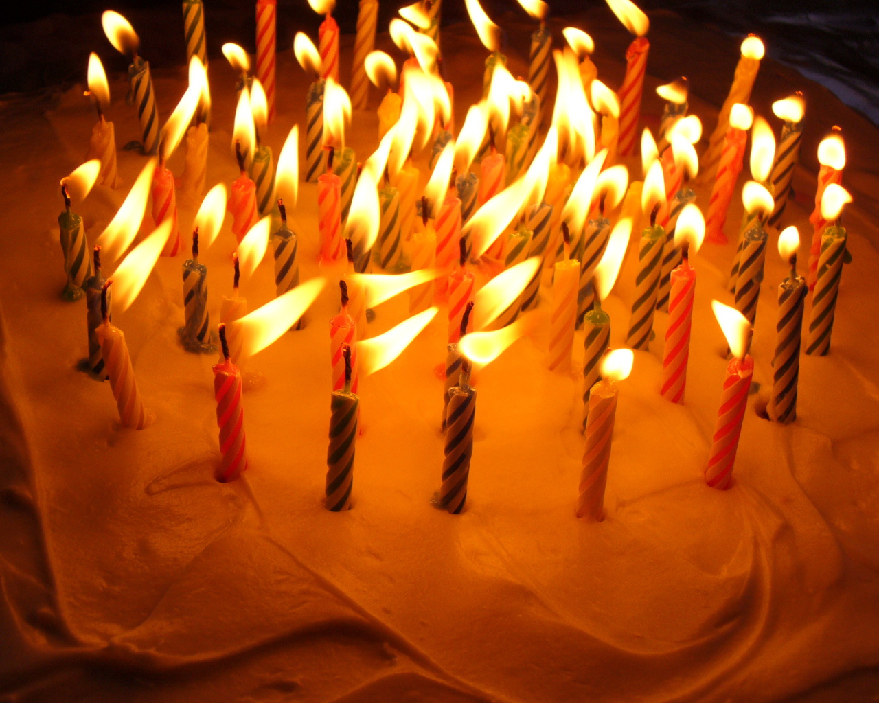 Разноцветные свечи кремовый торт на день рождения