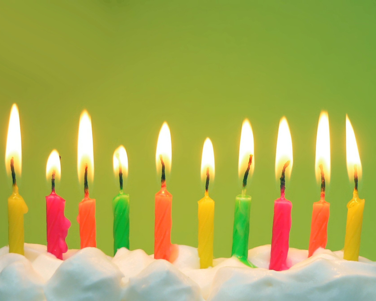 Разноцветные свечи на день рождения