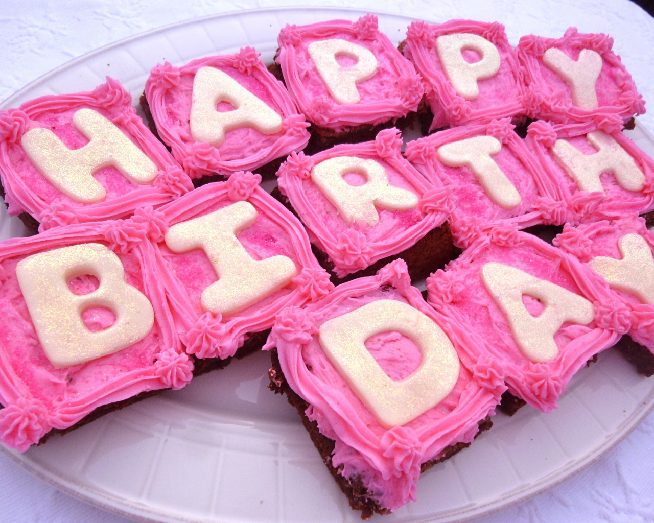 Вкусные пирожные на день рождения