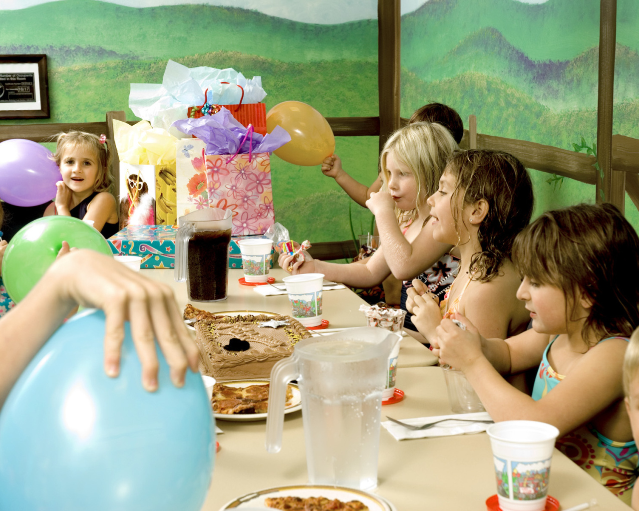 Праздничный стол с гостями на день рождения