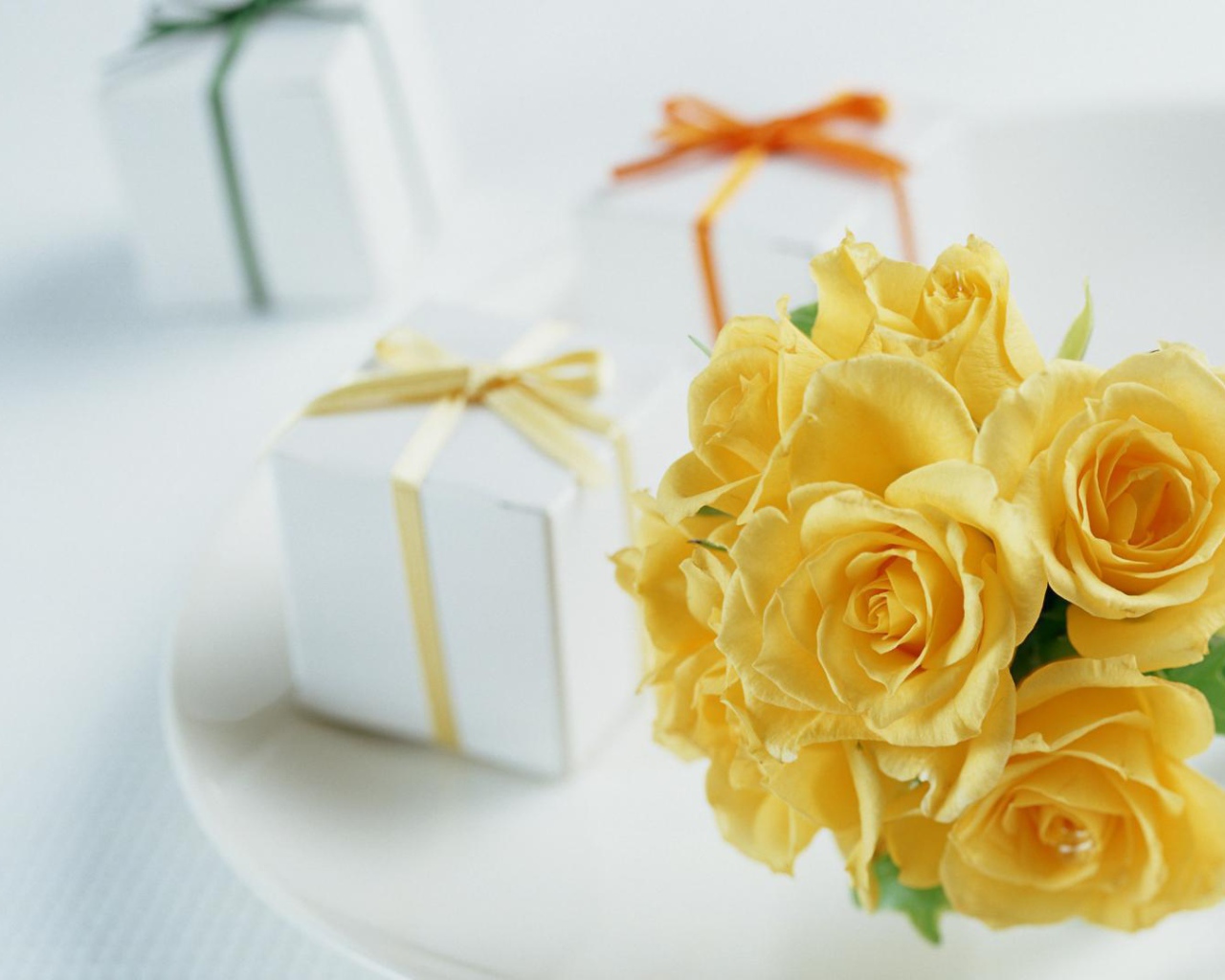 Подарки и жёлтые розы на день рождения