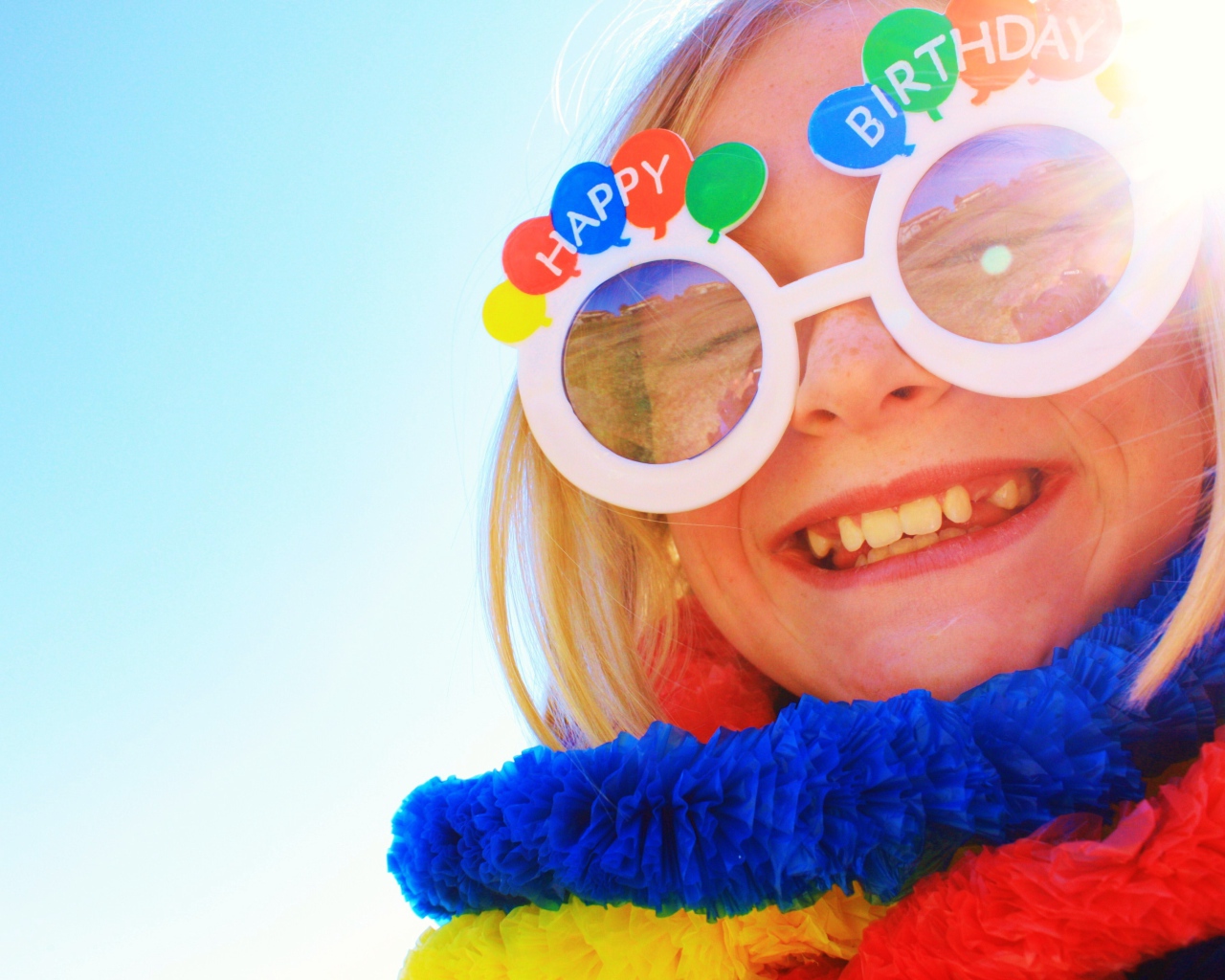 Девочка в смешных очках на день рождения