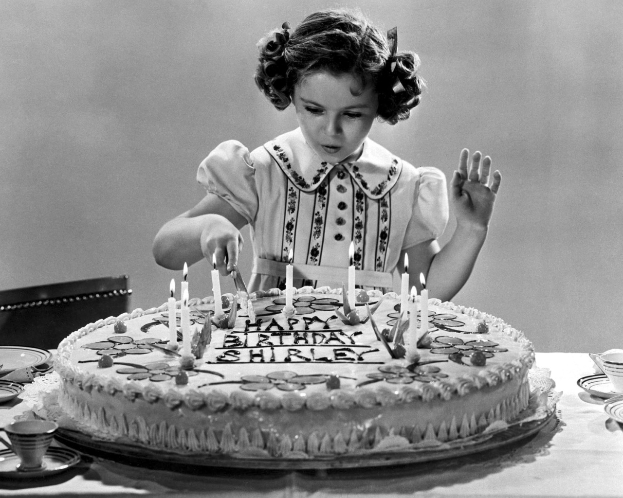 Девочка на день рождения, чёрно-белая картинка