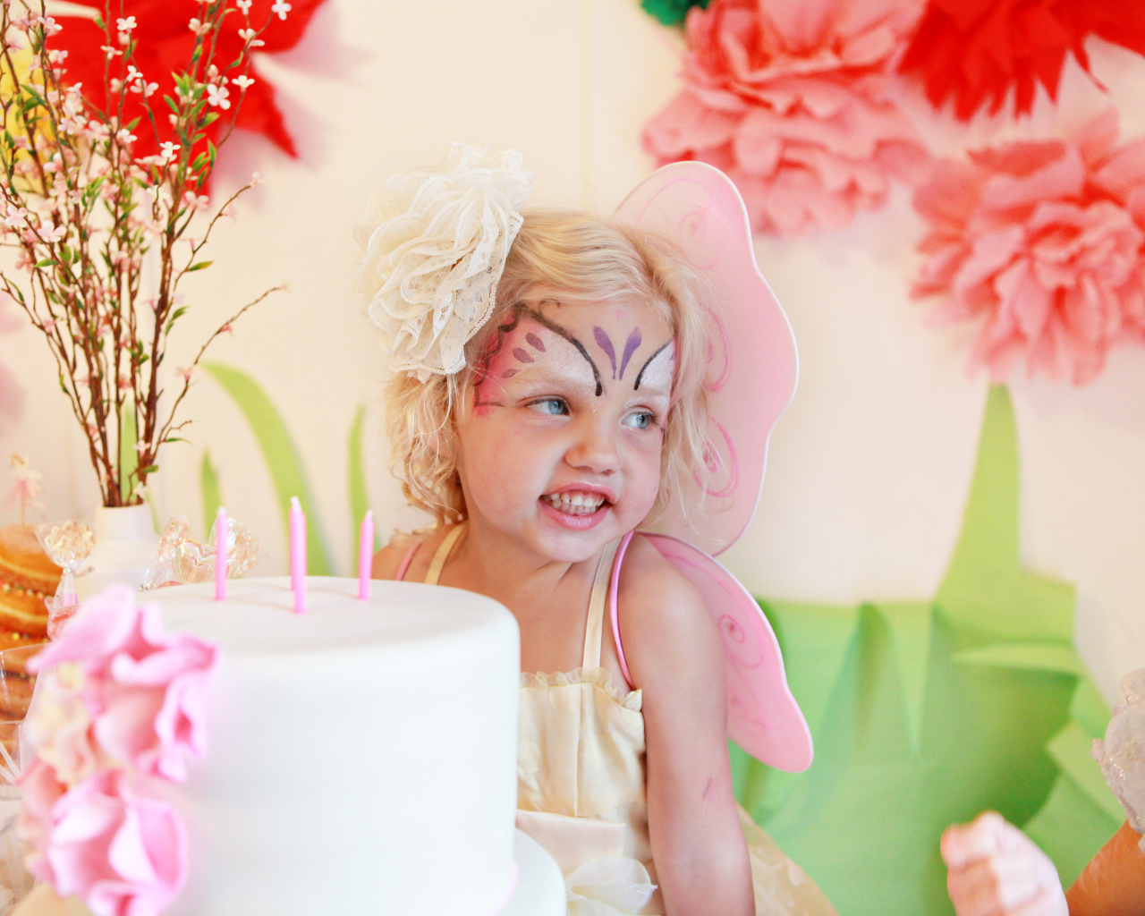 Счастливая девочка на день рождения
