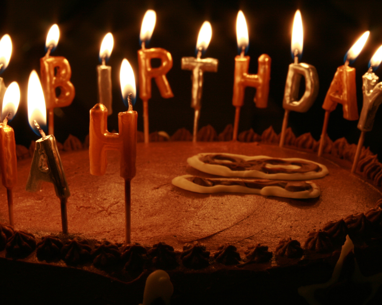 Вкусный торт со свечами