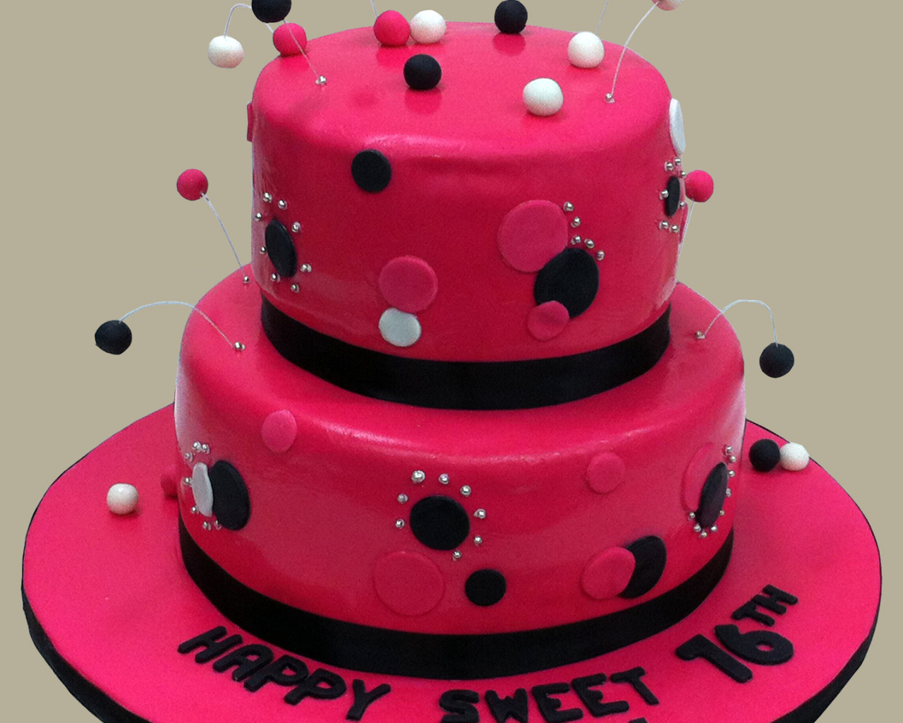 Розовый торт на день рождения