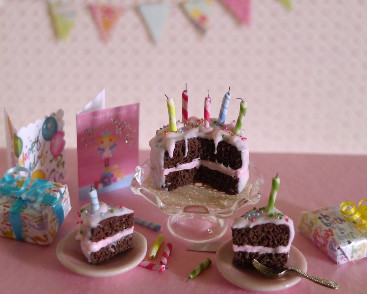 Розовый нарезанный торт на день рождения