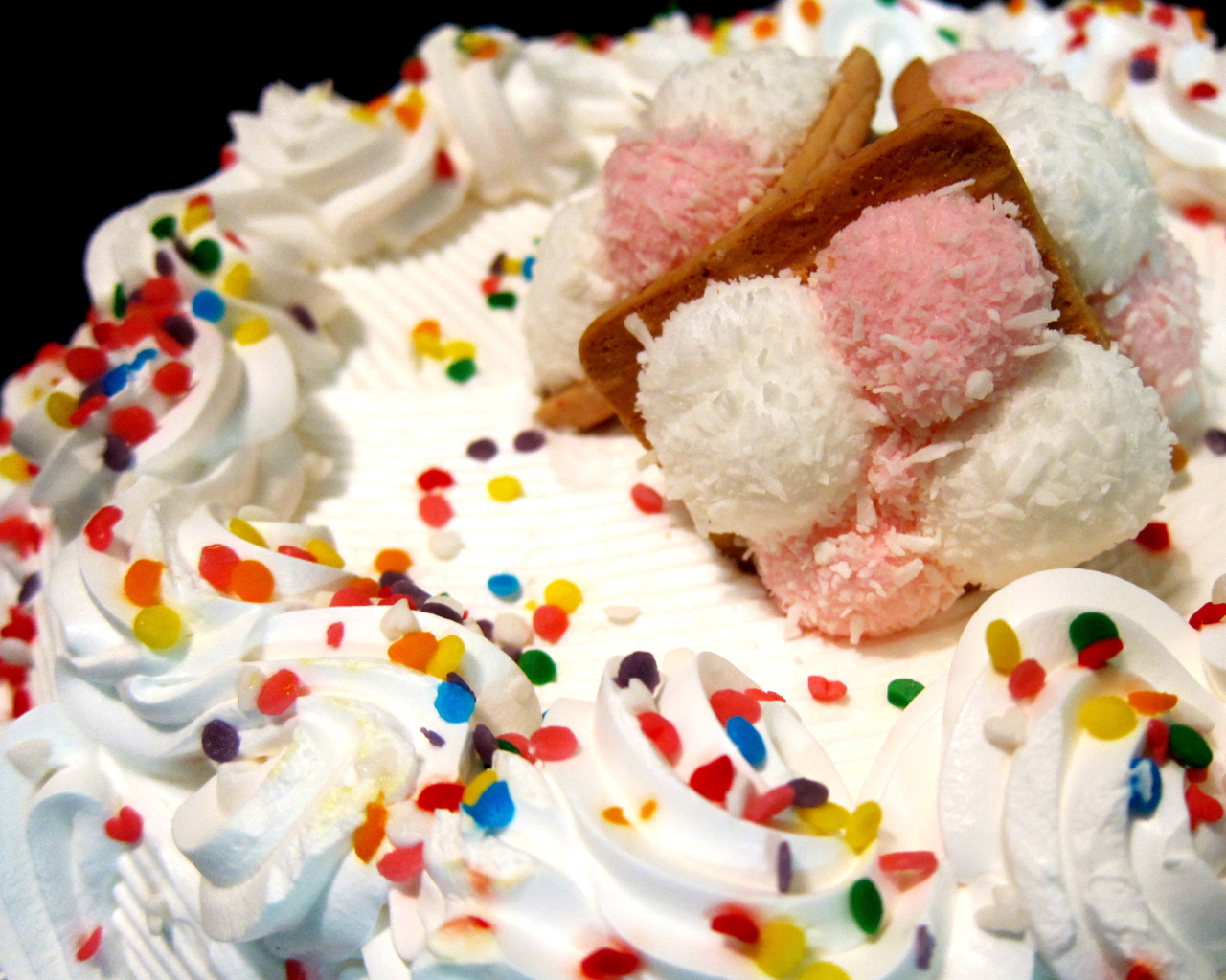 Вкусный торт с кремом на день рождения