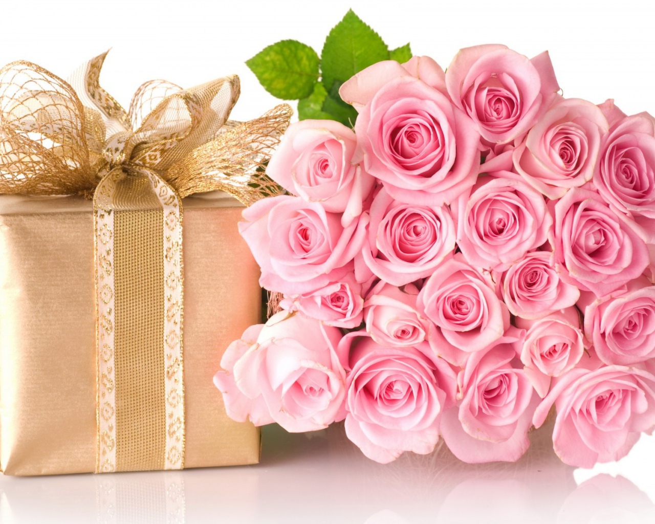 Открытка на день рождения и подарок