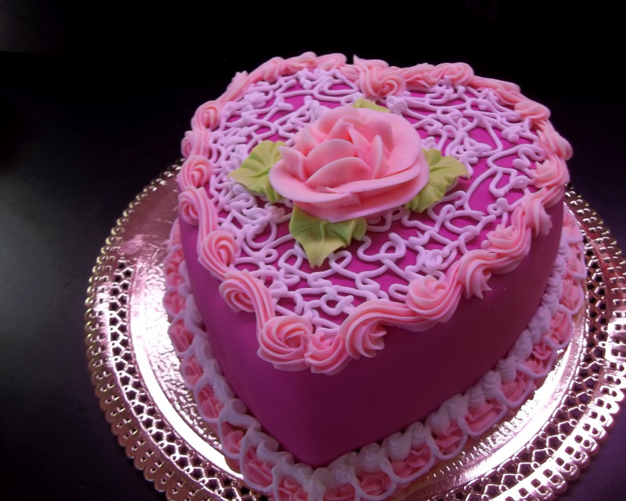 Торт на день рождения в форме сердца