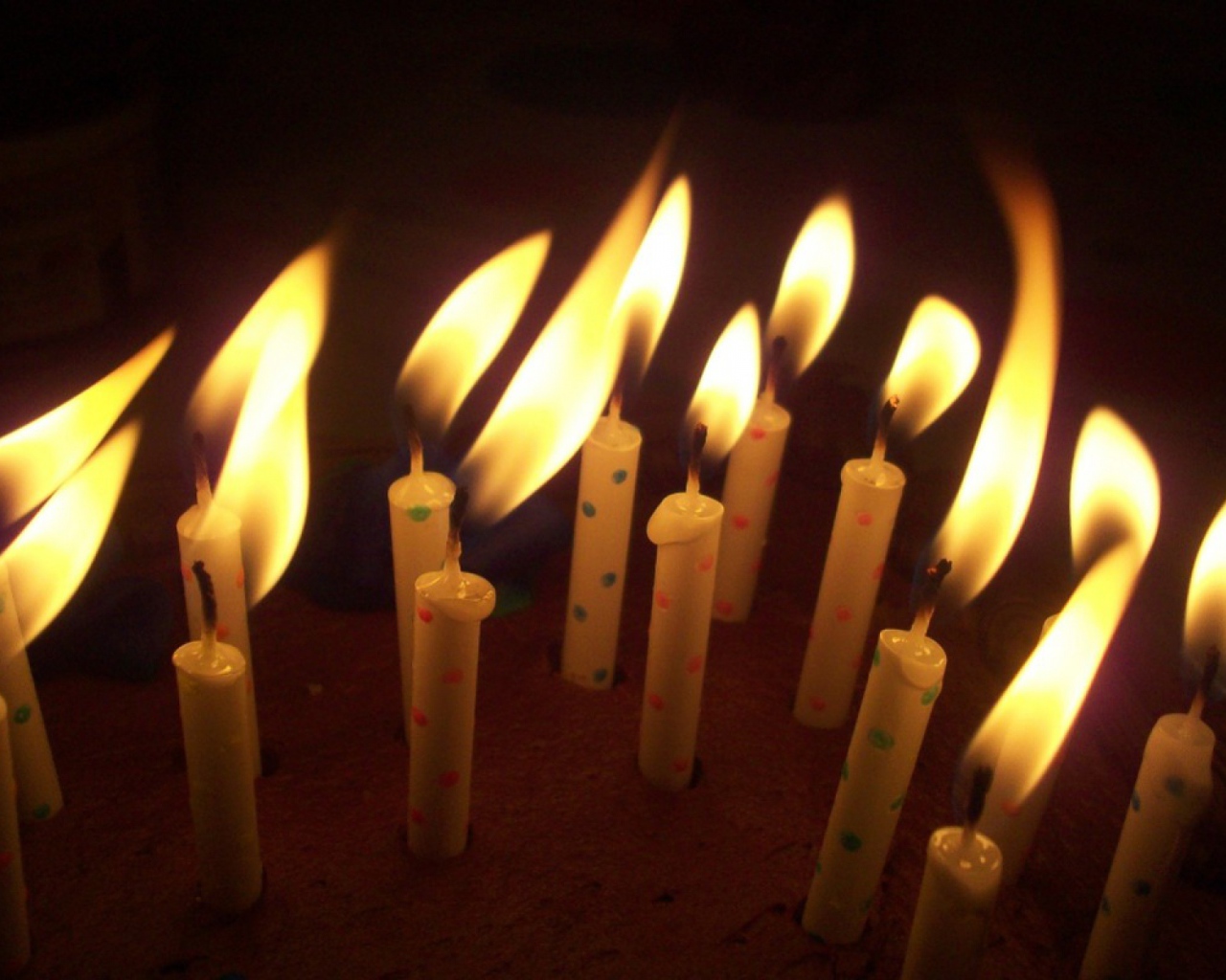 Пламя свечей на день рождения