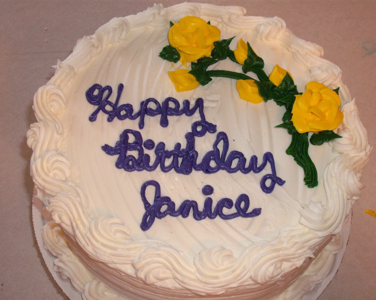 Белый торт на день рождения