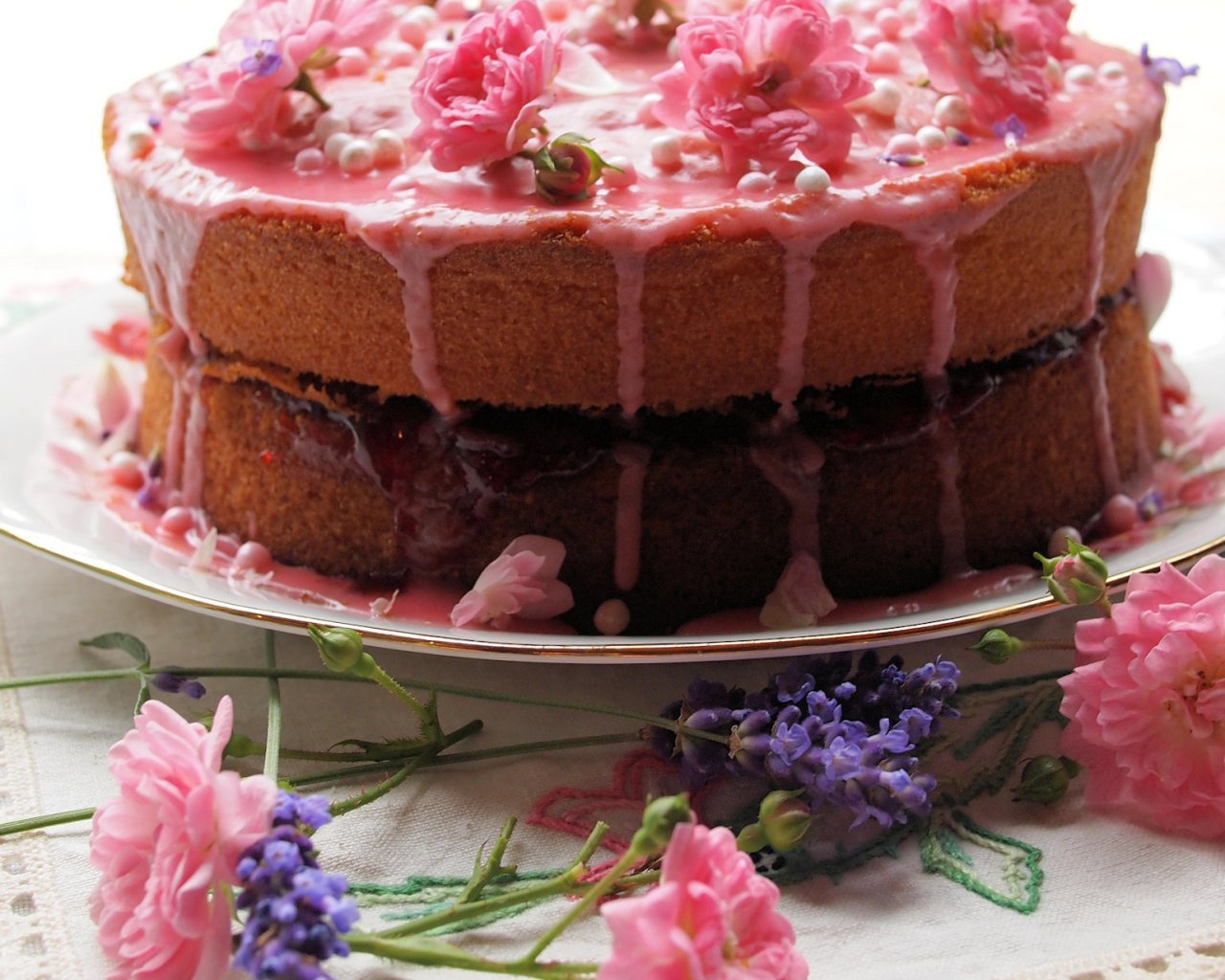 Большой торт ко дню рождения