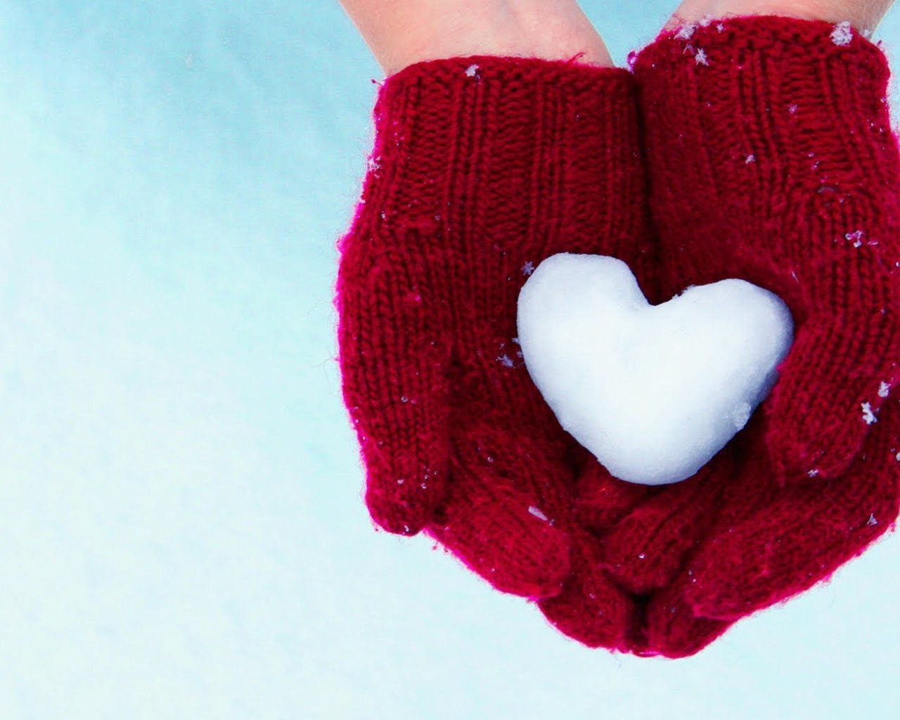 Сердечко из снега