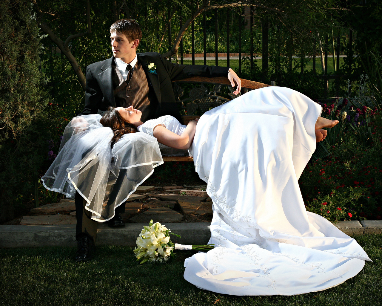 Молодожены на скамейке