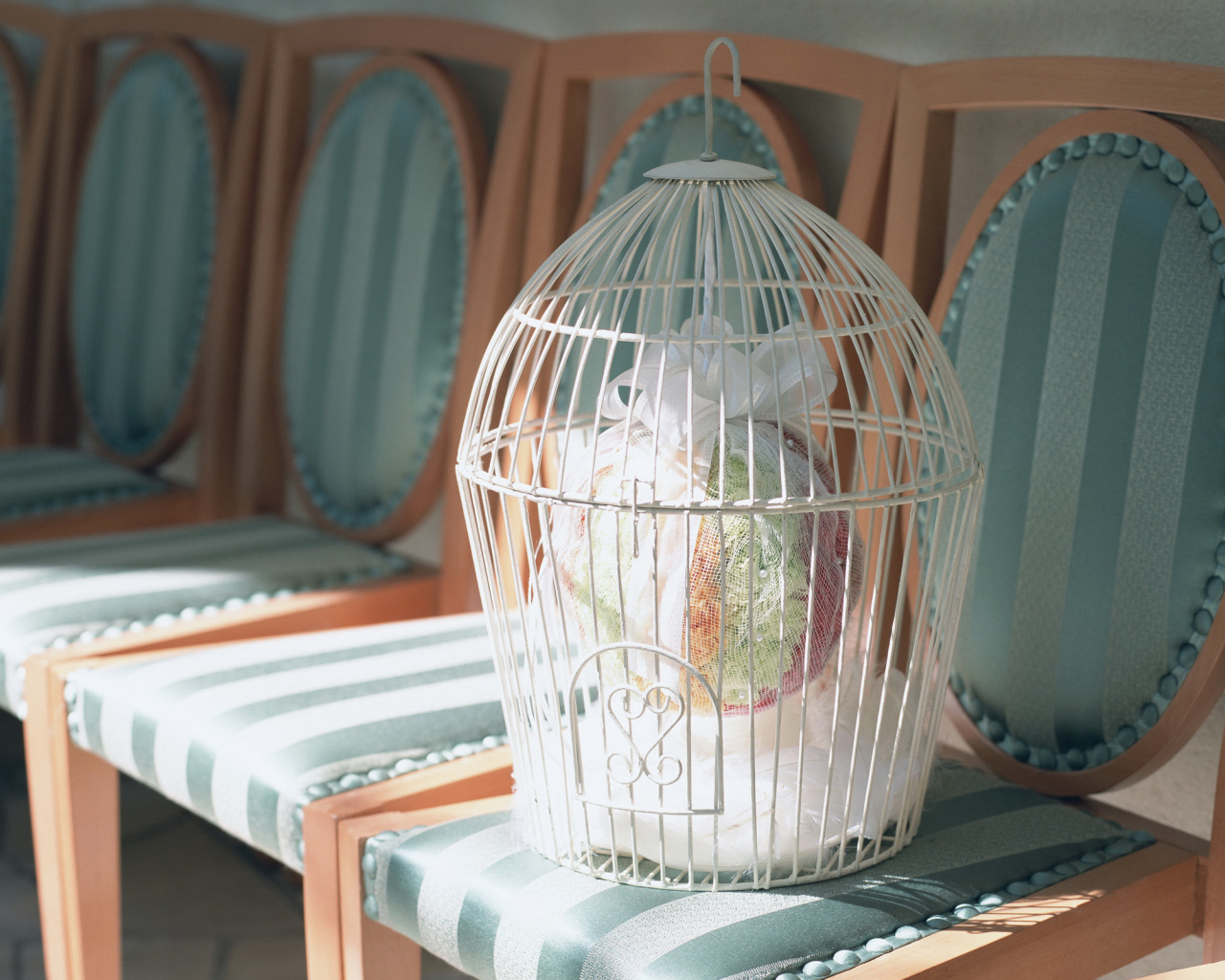 Свадебный подарок в белой клетке