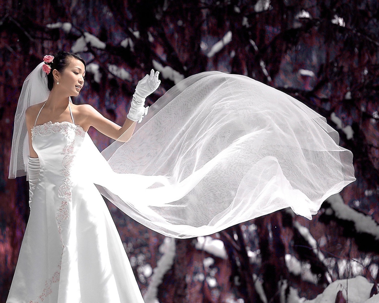 Невеста в свадебном платье на снегу