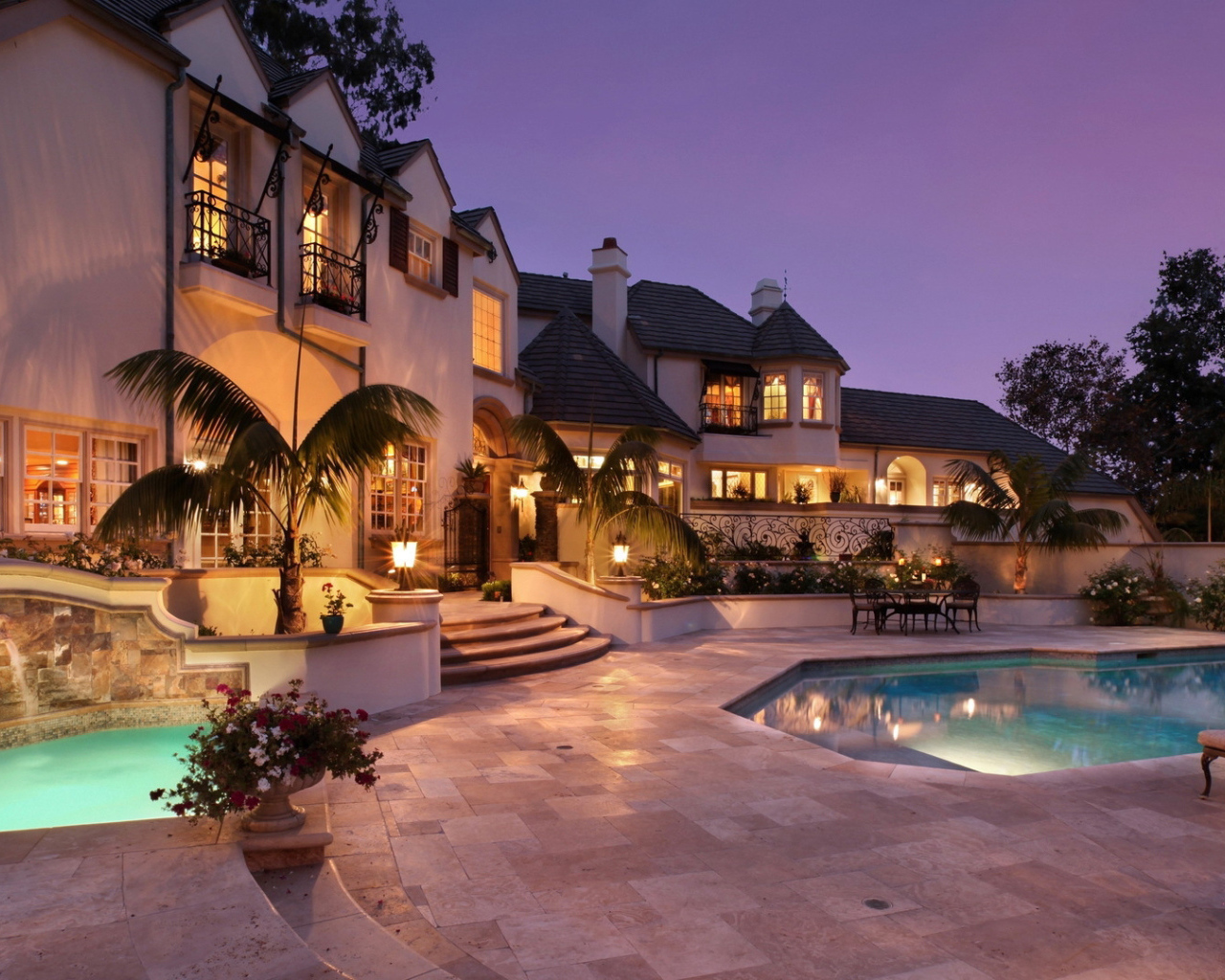 Дом с бассейном