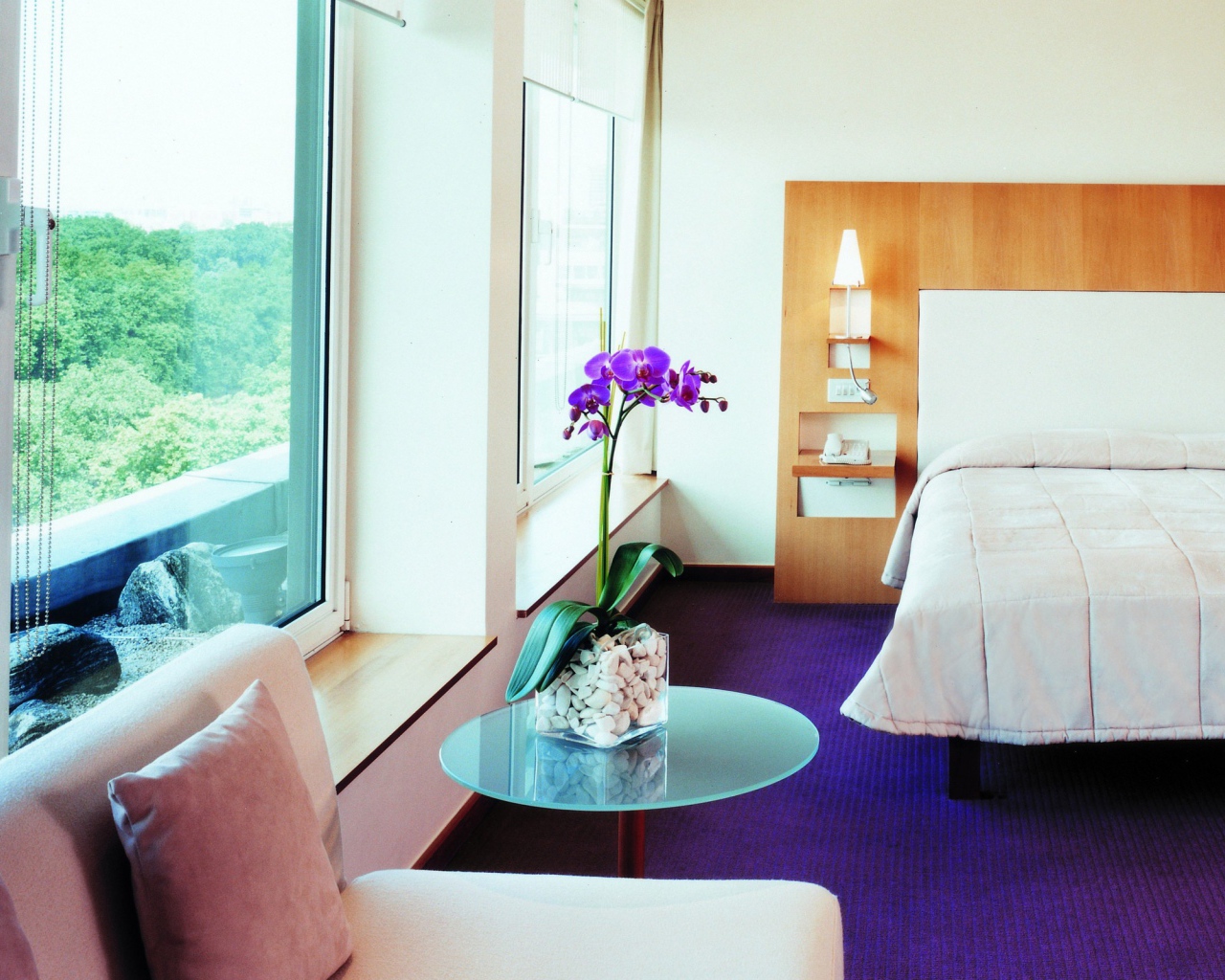 Интерьер спальни с орхидеей