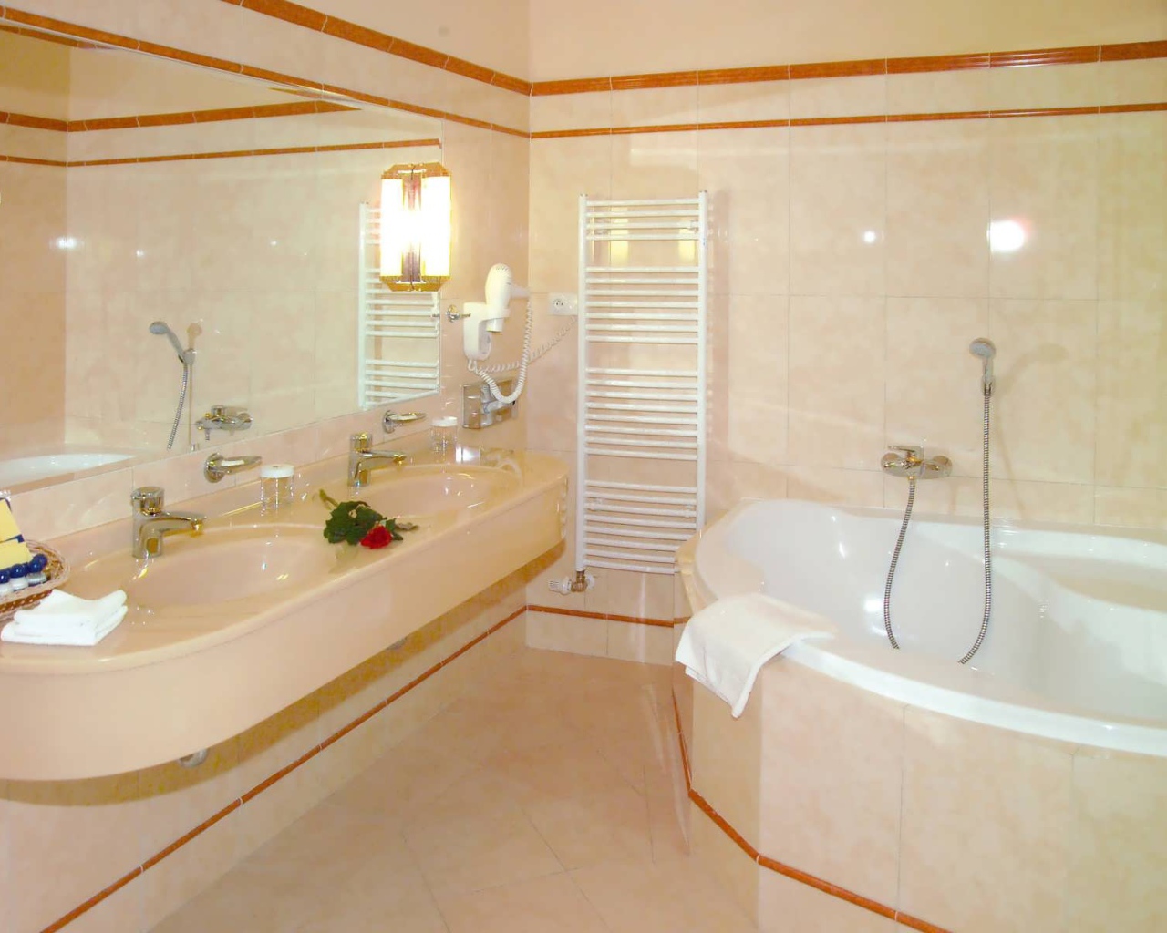 Интерьер кремовой ванной комнаты