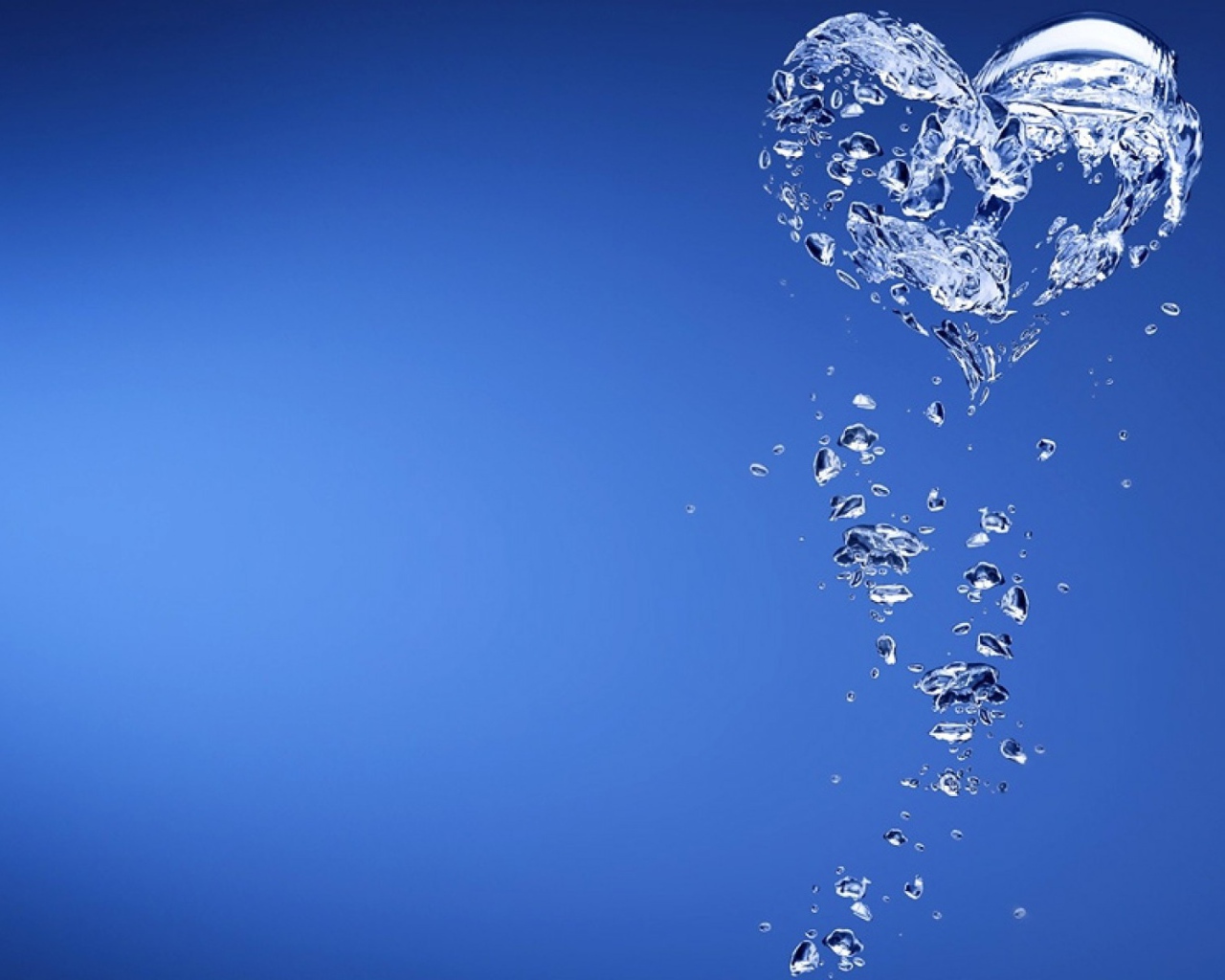 Сердечко из капелек воды