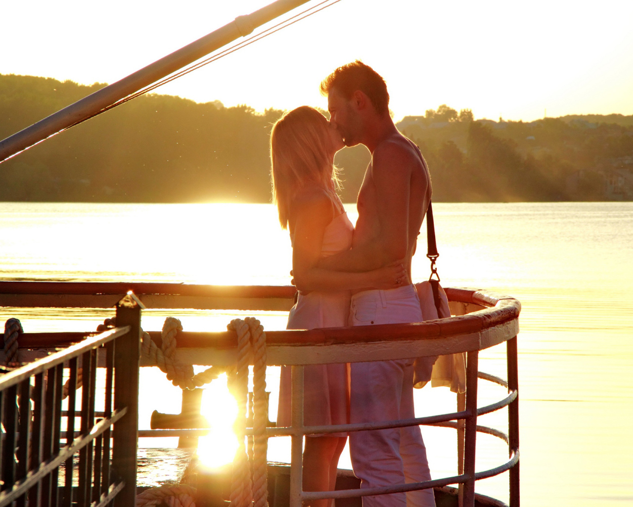 Поцелуй на закате