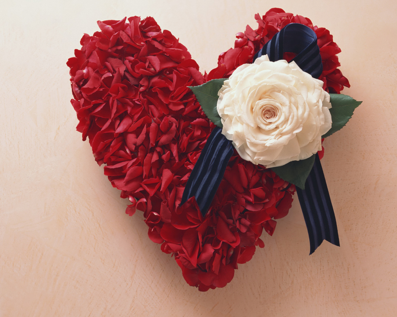 Сердечко из лепестков