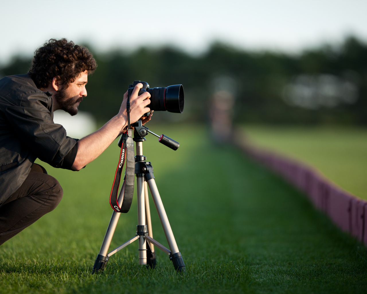 Мужчина делает фотоснимок