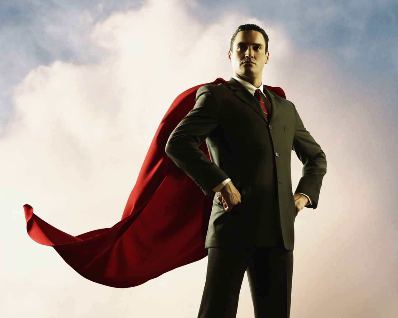 Мужчина в красном плаще