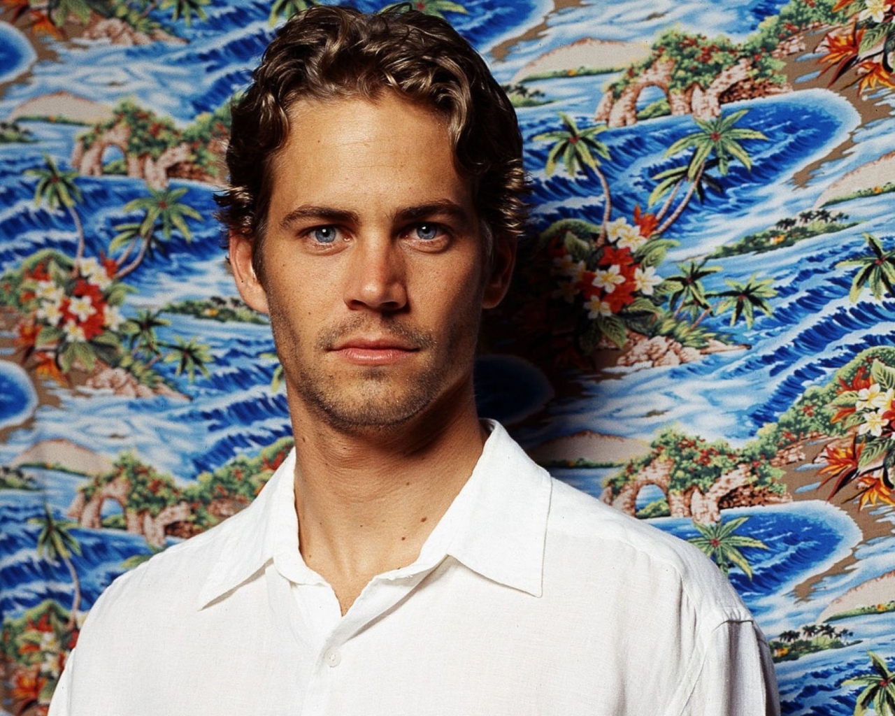 Актер Пол Уокер в белой рубашке