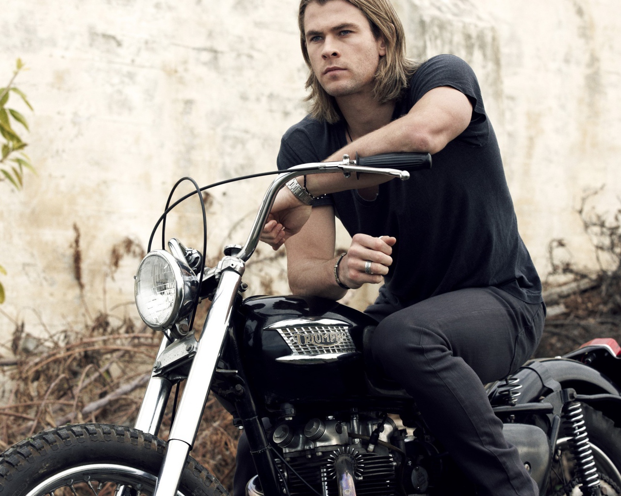 Австралийский актер на мотоцикле