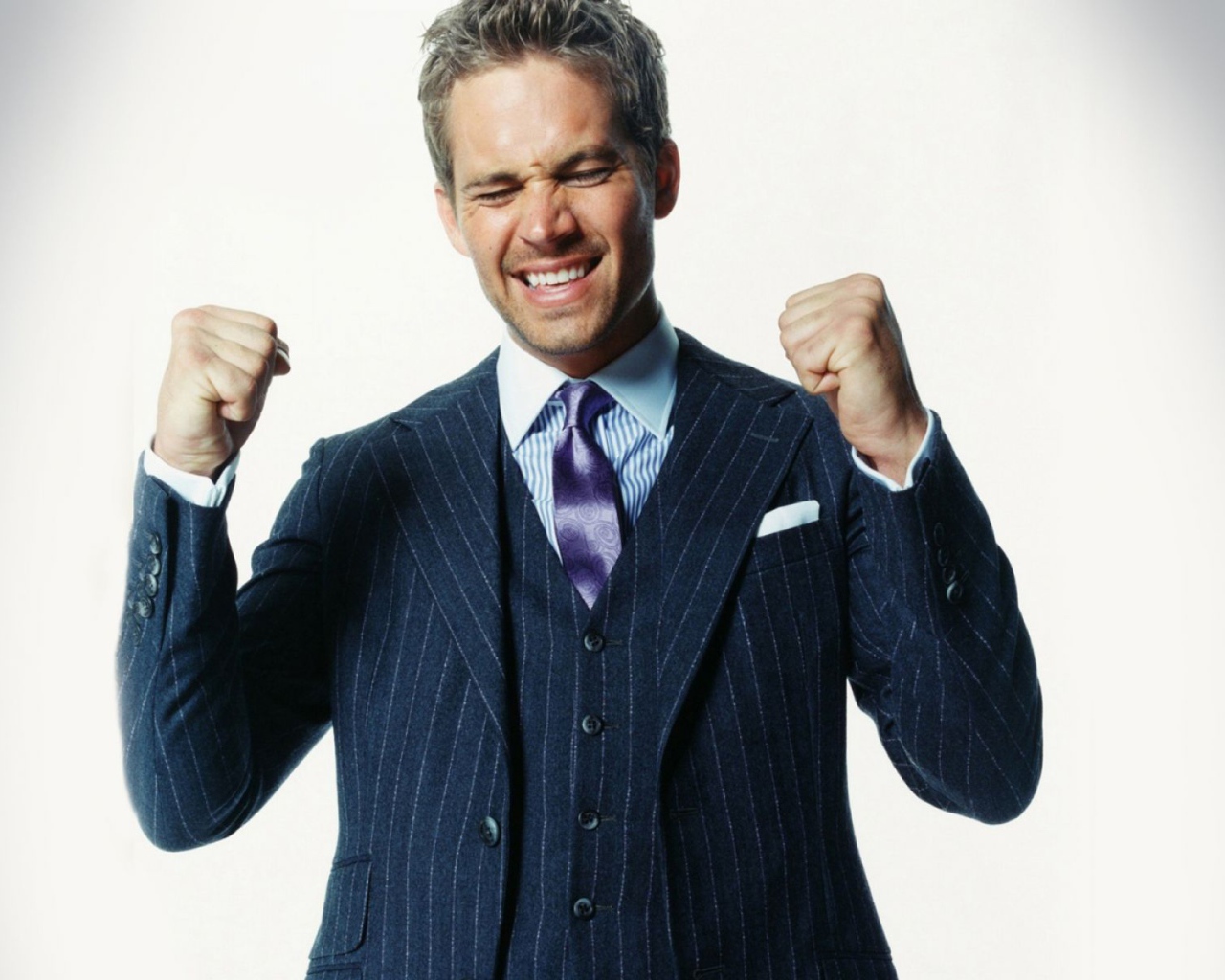 Известный актер Пол Уокер в красивом костюме