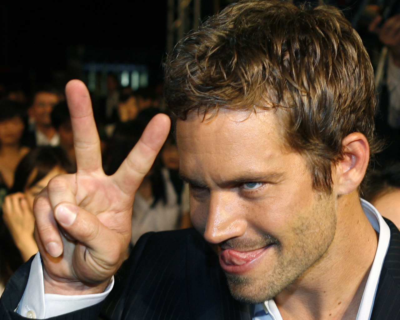 Известный актер Пол Уокер со знаком мира