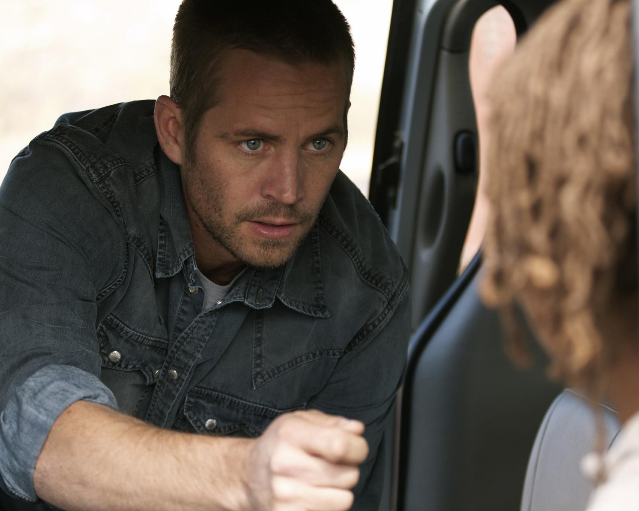  Известный Актер Пол Уокер разговаривает с девушкой