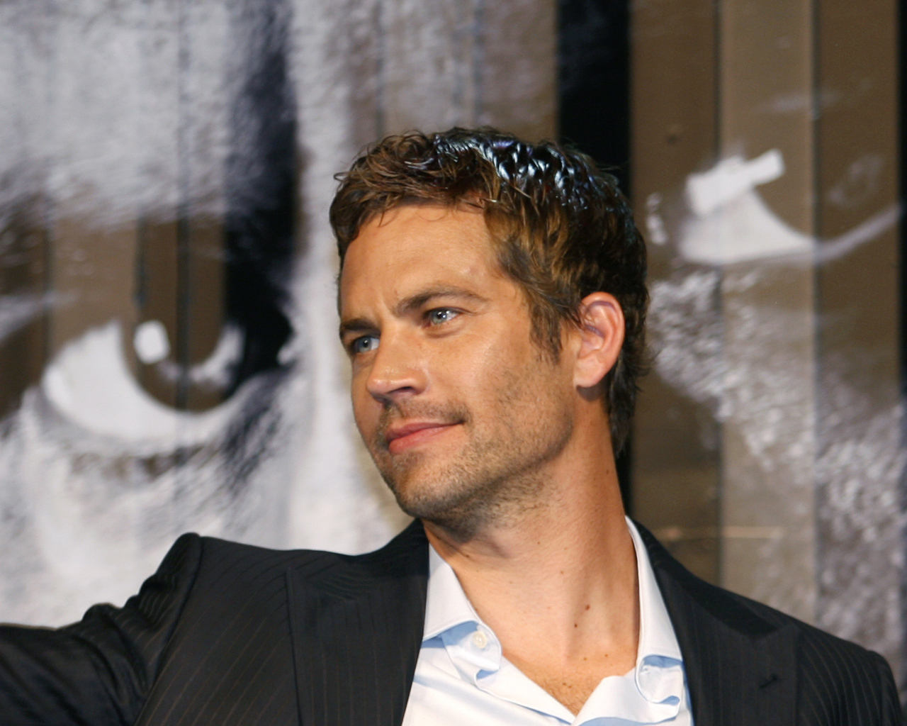 Известный Актер Пол Уокер в костюме