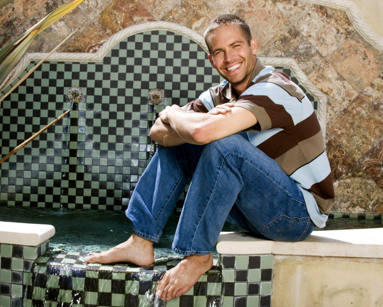 Известный актер из фильма Форсаж Пол Уокер рядом с бассейном