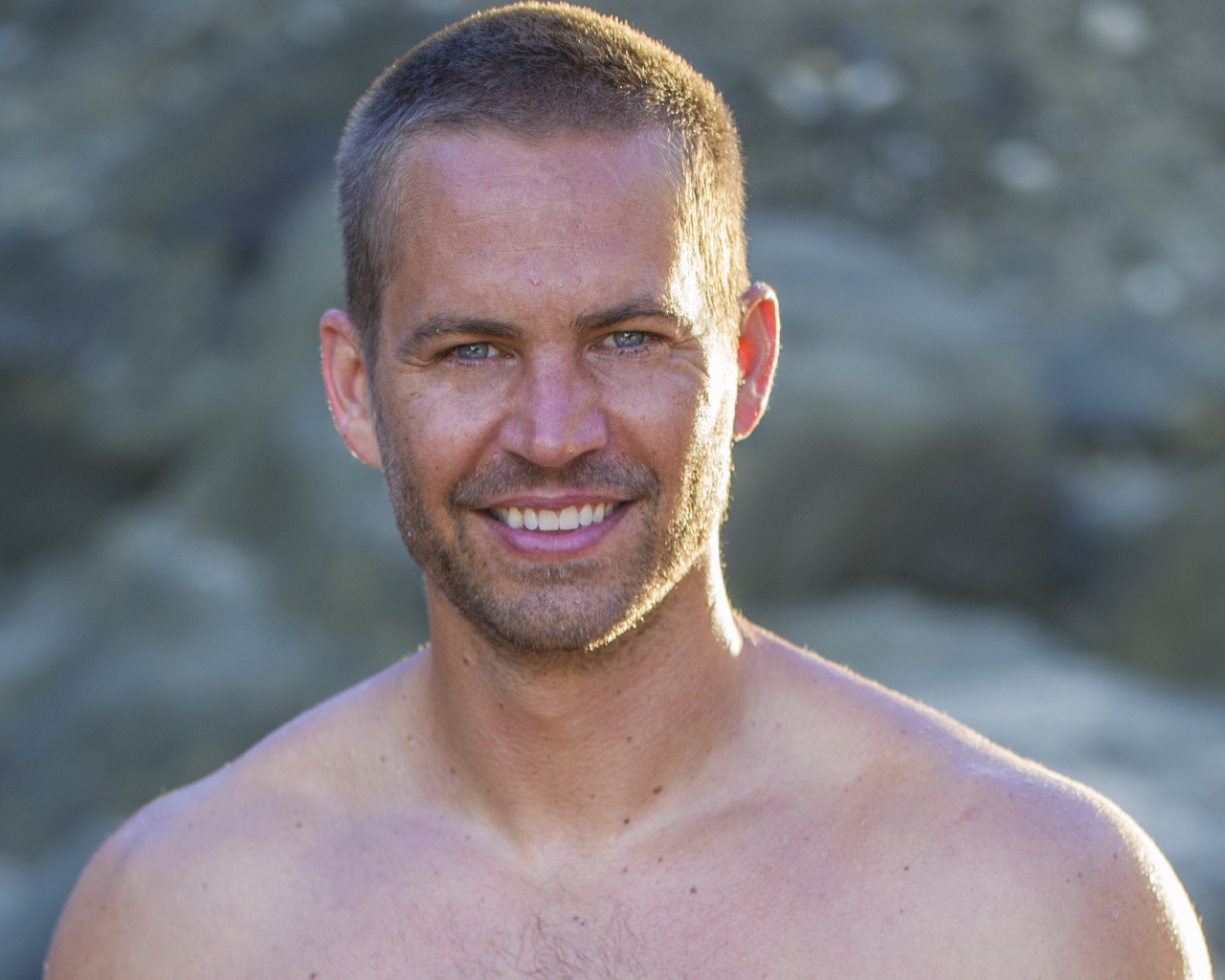 Известный актер из фильма Форсаж Пол Уокер около водопада