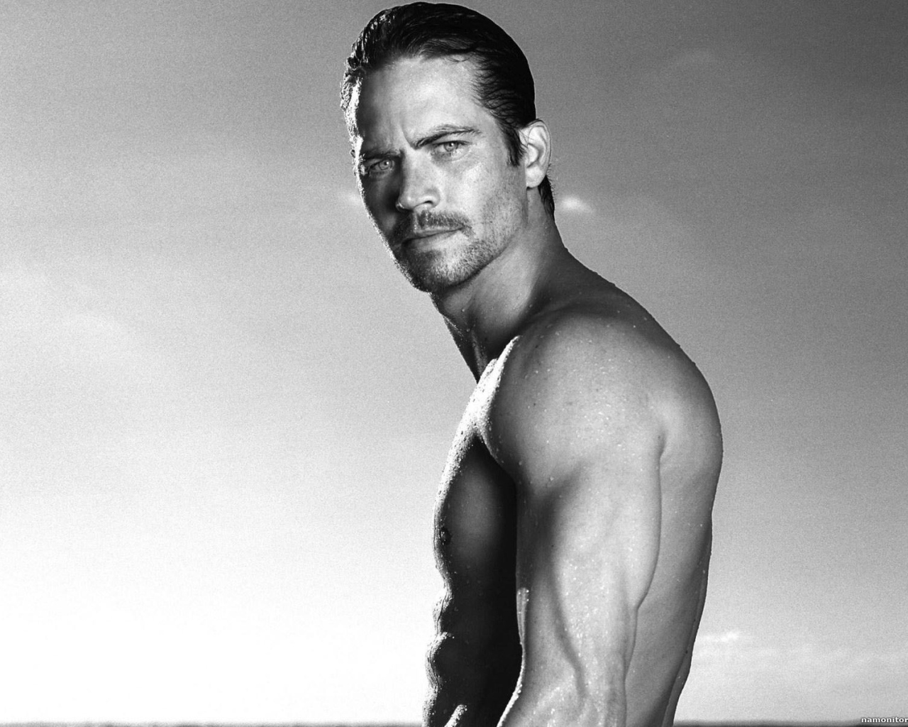 Пол Уокер на пляже