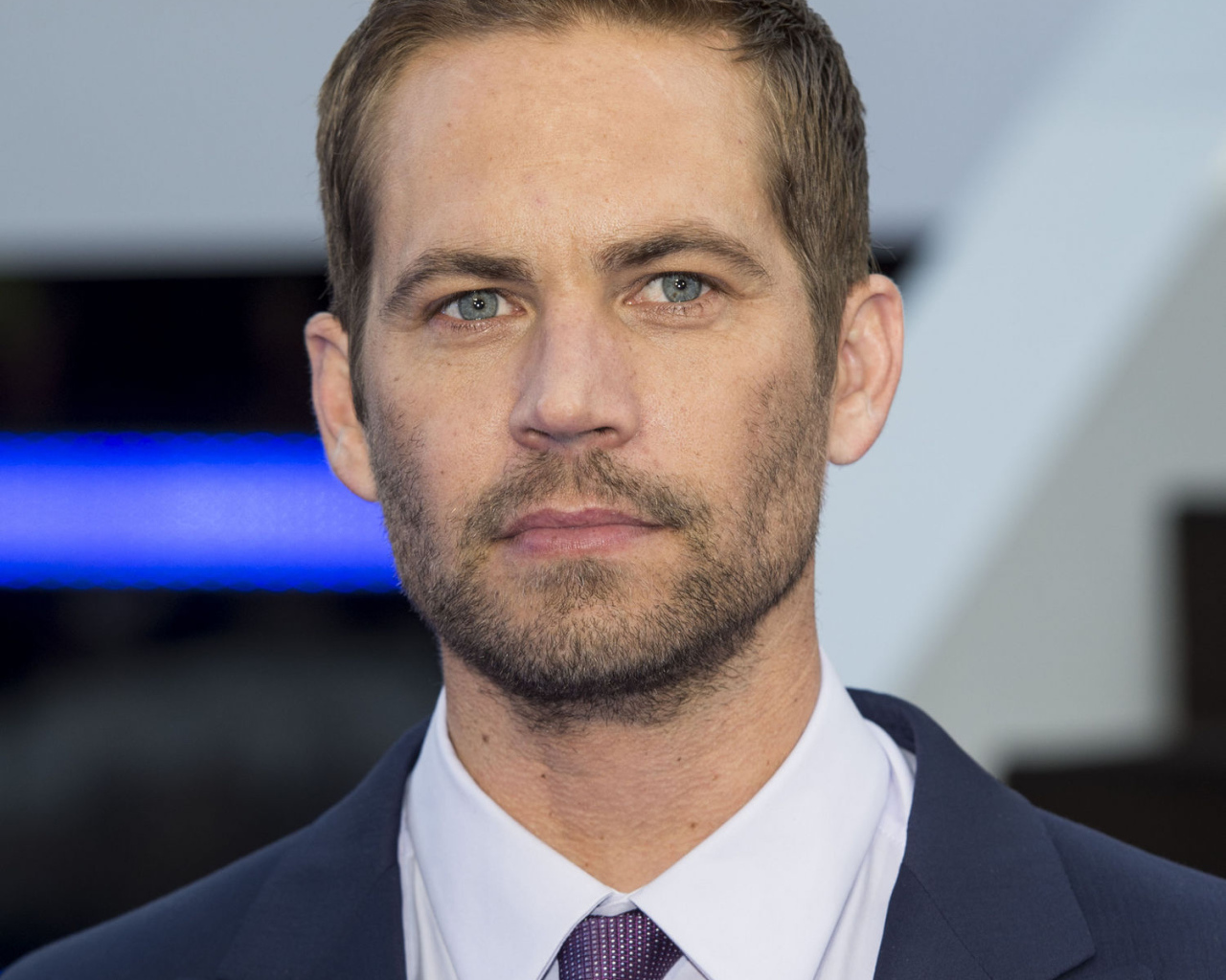 Пол Уокер в синем костюме