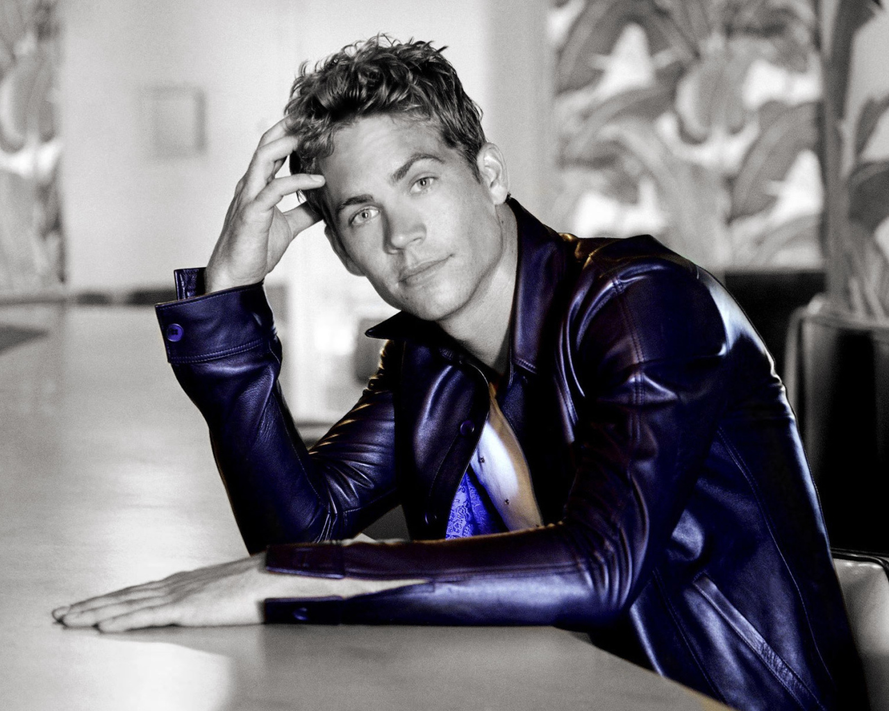 Пол Уокер в фиолетовой куртке