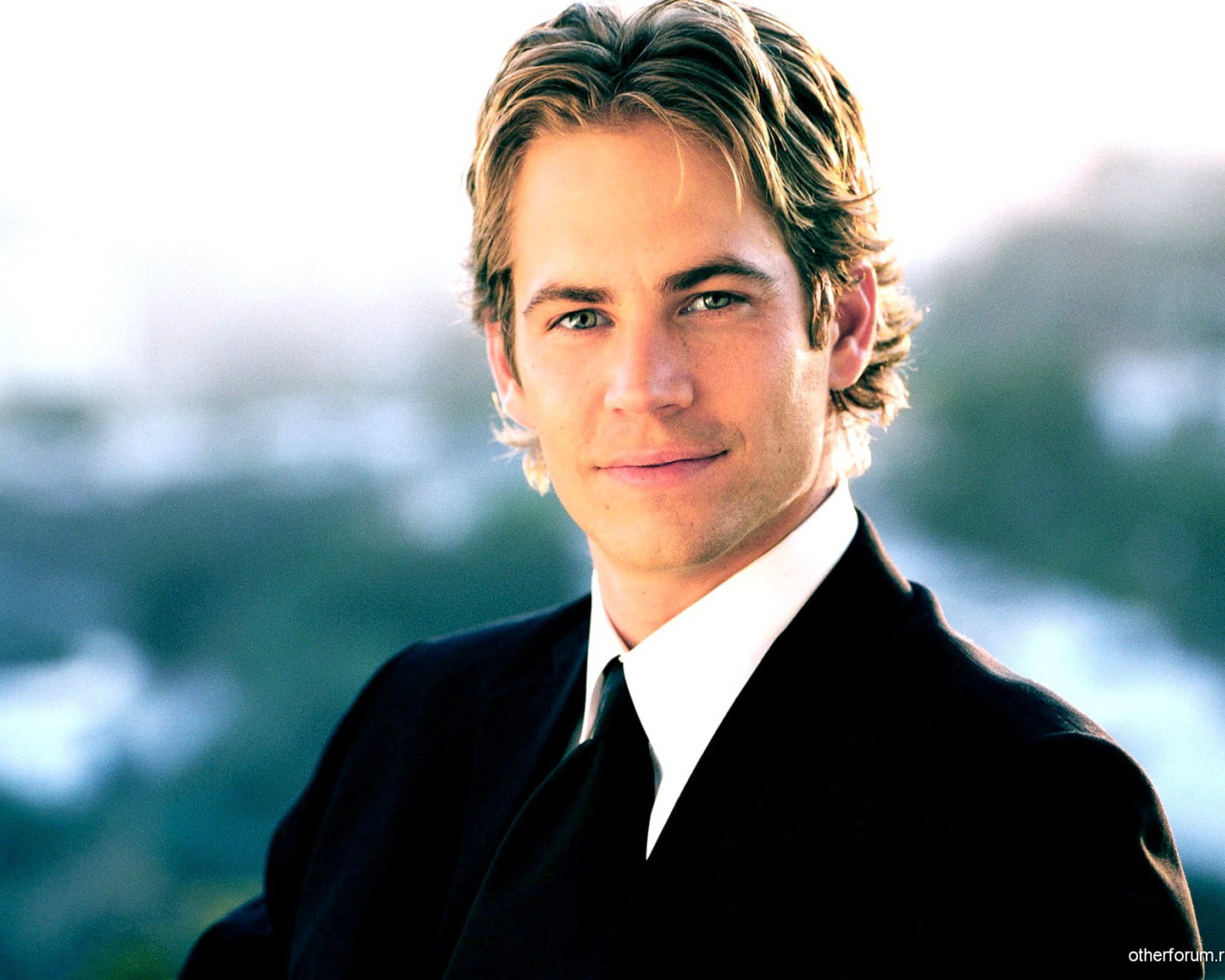 Пол Уокер в черном костюме