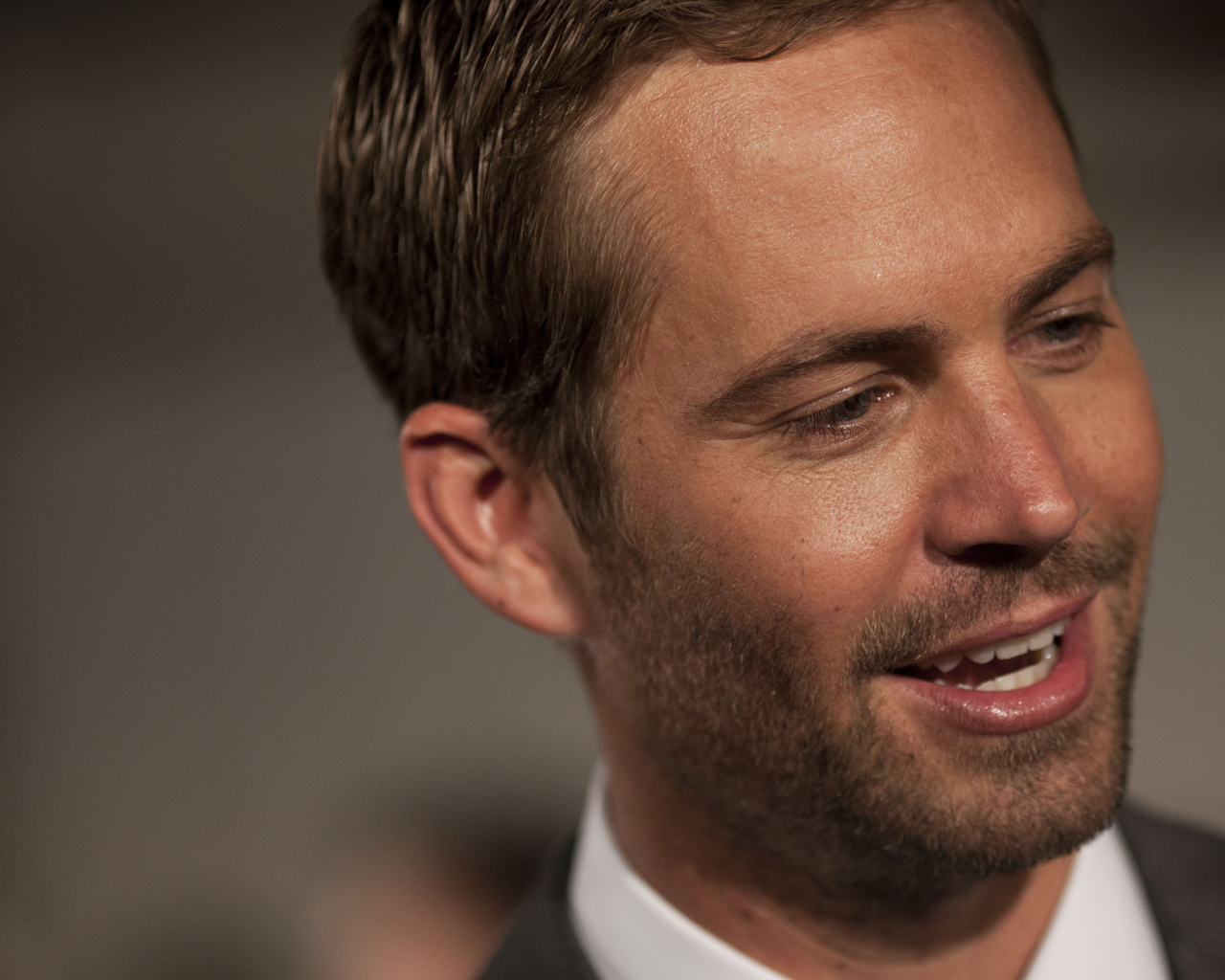 Пол Уокер поет песню