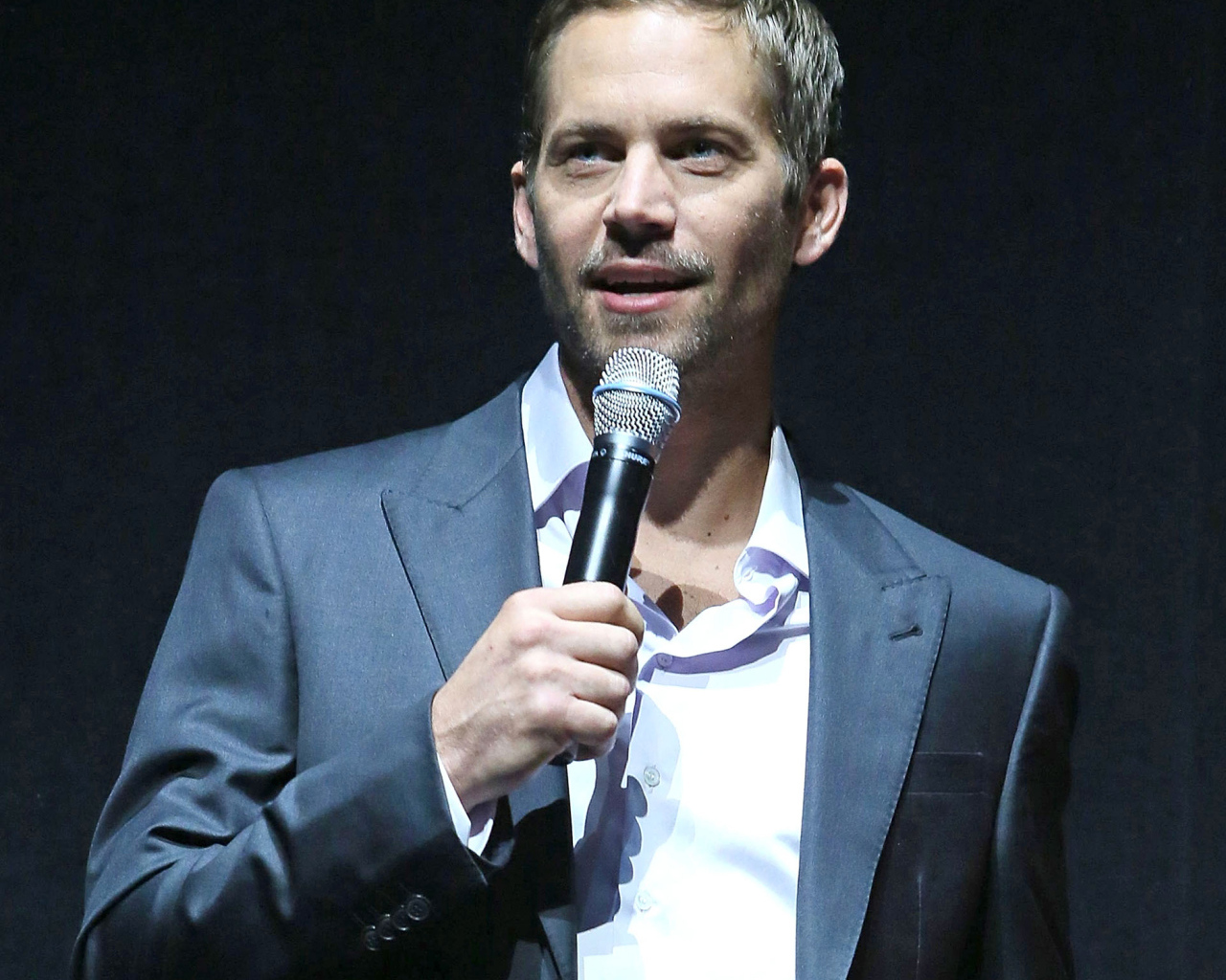 Пол Уокер говорит в микрофон