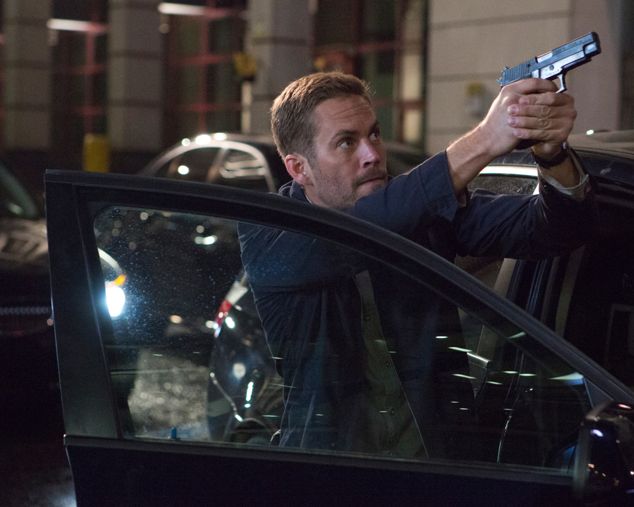 Пол Уокер с пистолетом