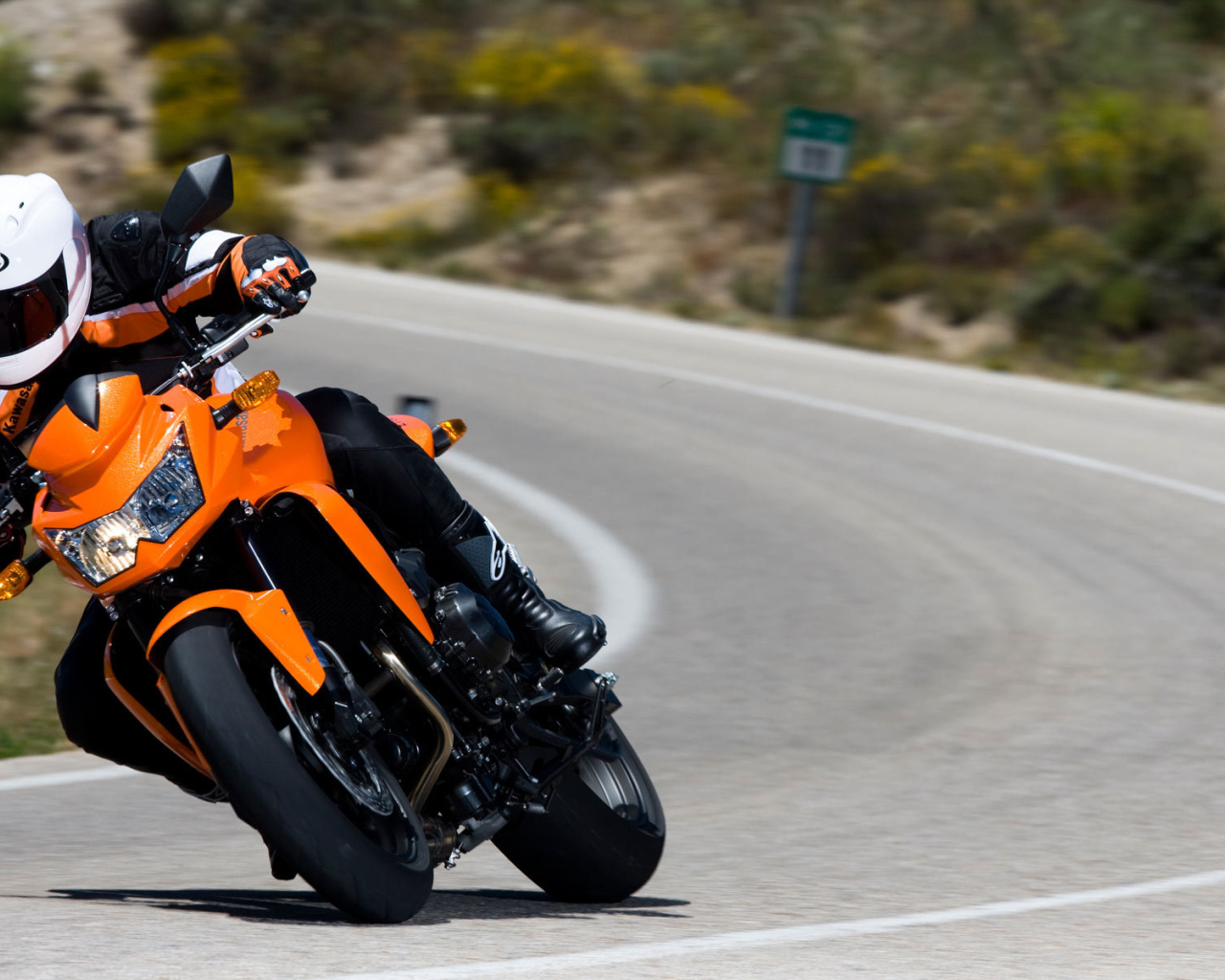 Мотоцикл Z750 на шоссе