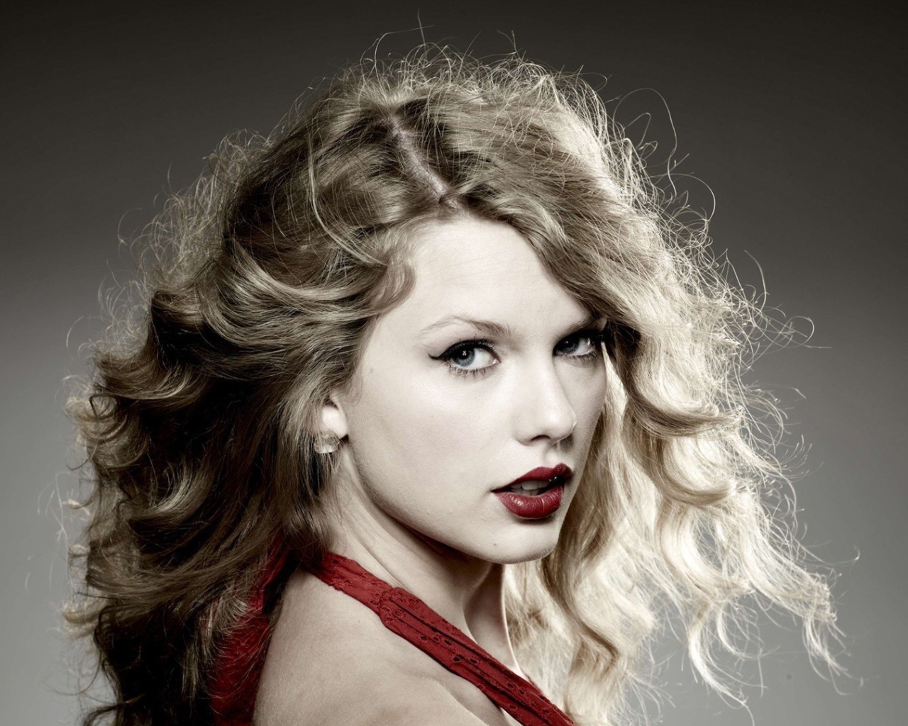 Актриса Тейлор Свифт с кудрями